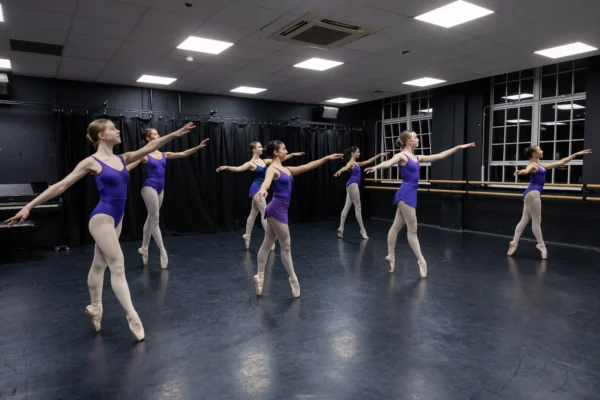 ballet-dancers-practicing-routine