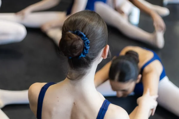 ballet-dancers-stretching-together