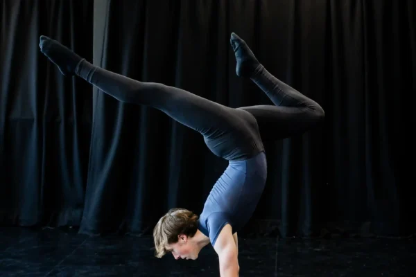 handstand-acrobat-performance-gym