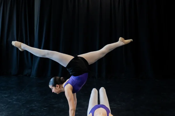two-dancers-posing-indoors